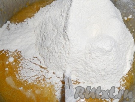 Всыпать муку частями, добавить соль, соду и вымешать до однородности.
