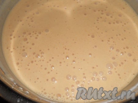 Теперь надо приготовить часть крема. Сметану взбить со сгущенным молоком.
