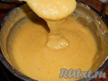 Тесто должно получиться жидковатым, его нужно поставить на ночь в холодильник.
