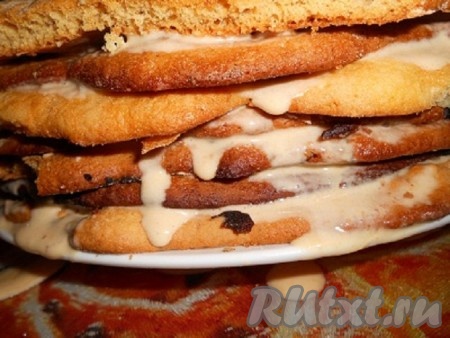 Коржи промазать пропиткой и половиной приготовленного крема, сложить друг на друга, оставить пропитываться на 20-30 минут.
