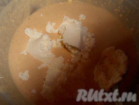 В оставшийся крем добавить масло и взбить, затем добавить сливочный сыр и ручным венчиком еще раз взбить.
