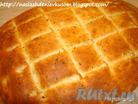 Смазываем оливковым маслом&nbsp; и присыпаем лепешку морской солью и любыми травками на ваш вкус. Выпекаем в заранее разогретой до 220 градусов духовке 10-15 минут до золотистого цвета.
