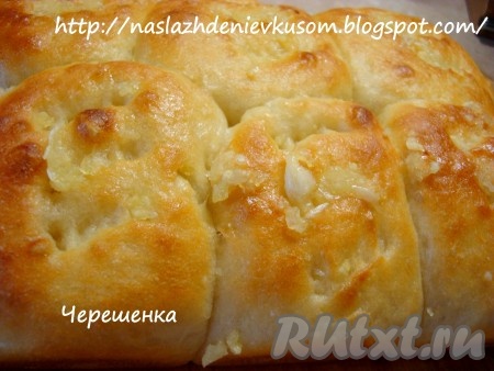 Достаем тесто из миски, обминаем его и придаем фокачче нужную форму. Понятно, что классическая форма – это лепешка, но это же ваша фокачча, поэтому вы можете слепить из нее все что хотите, например закусочные булочки…
