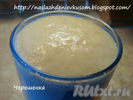 В 1/3 стакана горячей воды растворить сахар и дать остыть до 37-40 градусов (теплая). Добавить дрожжи, хорошенько размешать и дать постоять 15-20 минут, пока не образуется пышная шапочка.
