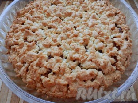 Поставить форму в духовку, предварительно разогретую до 190 градусов, выпекать тёртый пирог с джемом 35-40 минут (до подрумянивания теста). Посмотрите, какой аппетитный верх у этого пирога.