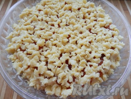 Поверх джема равномерно распределить оставшуюся часть теста, натёртую на крупной тёрке,&nbsp; покрывая весь верх пирога.