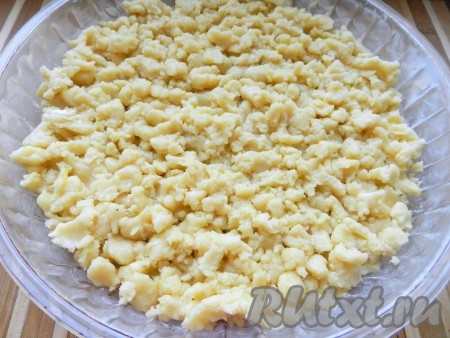 Форму для выпечки смазать маслом. Натереть на крупной тёрке большую часть теста, выложить в форму, закрывая дно, чтобы не было просветов и джем в дальнейшем не вытекал. Но если время ограничено, можно просто выложить большую часть теста в форму и размять руками, равномерно распределяя тесто по дну формы.