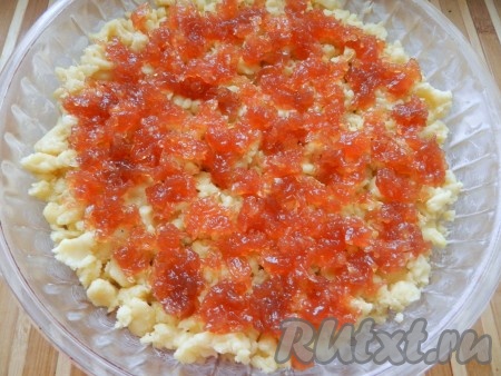 Поверх слоя теста выложить слой джема (у меня - яблочно-малиновый джем), не доходя до бортиков.