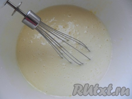 В получившуюся яичную смесь влить не горячее растопленное сливочное масло, перемешать.