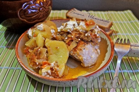 Курица с картошкой и квашеной капустой в горшочках