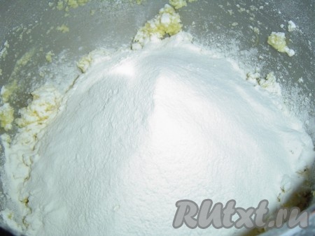 Начинаем с коржей. Для этого размягченное сливочное масло растираем с сахаром, добавляем 4 желтка и еще раз растираем.
