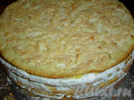 накрываем вторым коржом и повторяем процедуру, верхний корж сметанным кремом не смазываем.
