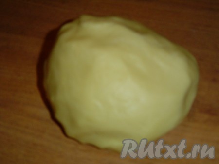 Затем добавляем просеянную муку с разрыхлителем, ванильный сахар и замешиваем тесто,
