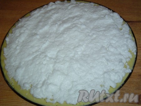 4 белка взбиваем до устойчивых пиков, делим их на четыре равные части и смазываем подготовленные для выпечки круги, сверху посыпаем крупным сахаром, лучше коричневым.
