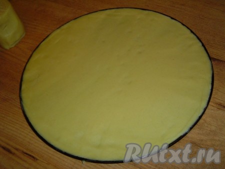 Каждую часть раскатываем в круг (у меня 26 см диаметр), лучше это делать сразу на пергаменте, и накалываем вилкой.
