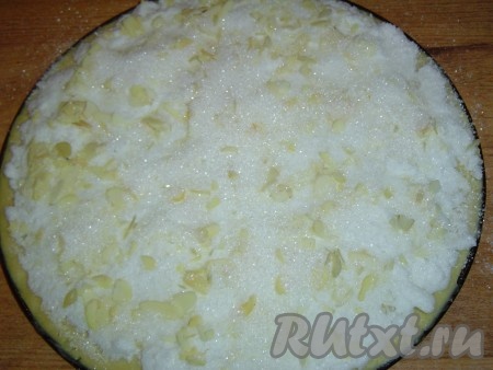 Две заготовки посыпаем миндальными лепестками,
