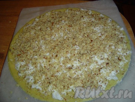 а две другие заготовки - измельченными грецкими орехами. Выпекаем коржи при температуре 190 градусов до золотистого цвета.
