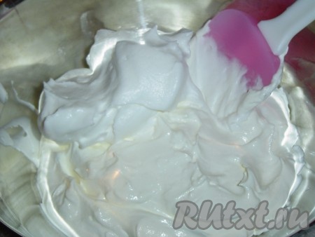 Коржи готовы и мы приступаем к крему, для этого взбиваем сметану и отдельно сливки, а затем аккуратно добавляем сливки к сметане и перемешиваем осторожными движениями.
