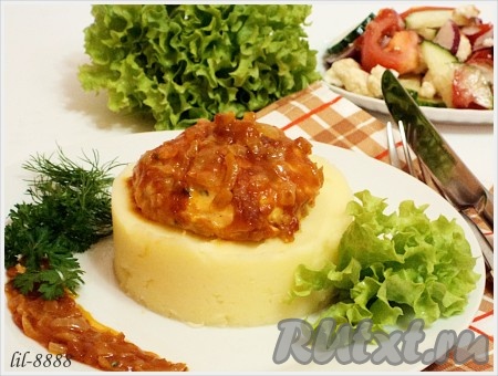 Я подавала рубленные котлеты из семги, запеченные в духовке под соусом, с пюре и овощным салатом.
