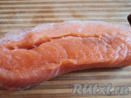 Рыбу очистить от кожи и костей и нарезать небольшими кусочками.
