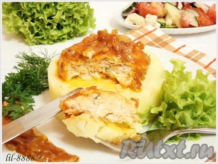 Рубленные котлеты из семги, запеченные в духовке под соусом