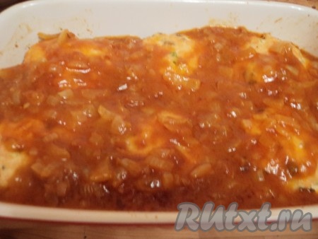 Духовку разогреть до 180 градусов. Отправить форму с рубленными котлетами из семги в духовку на 15 минут.
Тем временем лук мелко нарезать, морковь натереть на терке и обжарить в сковороде до золотистого цвета. Добавить томатную пасту, бульон, &nbsp;довести до кипения, добавить соль, сахар и снять с огня.
Достать котлеты из духовки, залить соусом и запечь еще 5 минут.