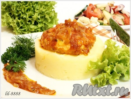 Рубленные котлеты из семги, запеченные в духовке под соусом