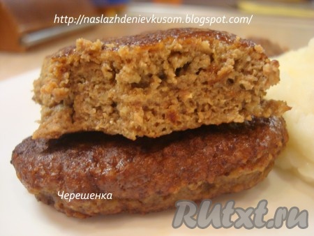 Кстати, водичка, в которой тушились оладушки, превратилась в очень симпатичную и вкусную подливку, которой можно полить ваш гарнир - картошечку-пюре, гречку или макарошки… А вот такие оладушки в разрезе, посмотрите какие сочные и пышные.
