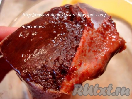 Печень промыть, положить в мисочку и ошпарить кипятком, можно только с той стороны, где есть пленка. После ошпаривания пленочка удалится легко и просто, как чулок.
