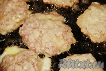 В сковороде разогреть растительное масло, выложить отбивные из фарша, покрытые яичным кляром. Жарить на среднем огне примерно 3-4 минуты (до подрумянивания снизу), затем перевернуть, накрыть сковороду крышкой и жарить отбивные ещё 3-4 минуты. Накрывать сковороду крышкой при обжаривании отбивных со второй стороны нужно для того, чтобы фарш немного пропарился.