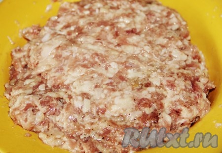 Фарш посолить и поперчить. Лук в фарш добавлять не стоит, так как выйдут у вас не отбивные, а котлеты. Хорошенько вымесить фарш руками, а затем отбить о рабочую поверхность, для этого просто приподнимаем фарш и&nbsp; бросаем на стол с высоты 50 сантиметров. Так повторяем раз 10. После такой процедуры в фарше выделится клейковина и он будет более вязким.