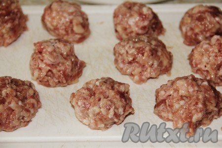 Разделить фарш на порционные кусочки.