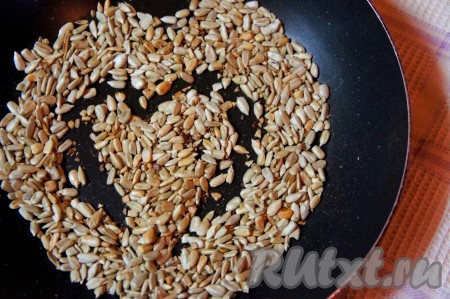 Семечки хорошо подсушить на сухой сковороде, (!) остудить. Добавить семечки в тесто.