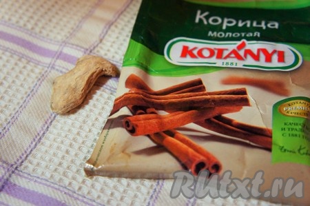 Добавить имбирь, корицу, ванилин, перемешать.