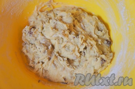 В муку добавить разрыхлитель, перемешать. Добавляя небольшими порциями муку, замесить эластичное тесто.