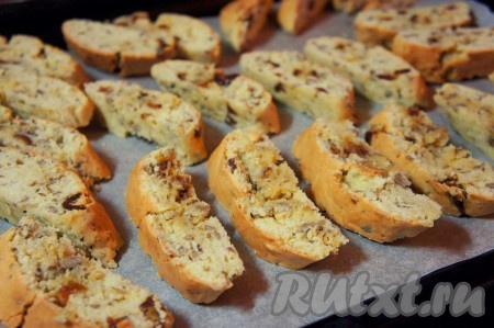 Почти полностью остудить полученные "колбаски" и нарезать произвольным образом на порционные печенья. Выложить их снова на противень и запекать ещё 10-15 минут.&nbsp;