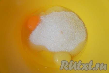 Яйца взбить с сахарным песком.
