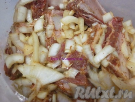 Для начала, минимум час, маринуем в красном перце и порезанном луке ребра (чем дольше, тем острее будет мясо).
