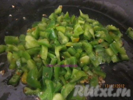 Обжариваем имбирь (у меня был порошок), измельченный чеснок и порезанный болгарский перец.
