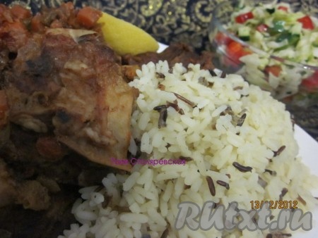 Тем временем можно приготовить на гарнир кускус (традиционный у марокканцев).&nbsp; Но я подавала мясо со смесью белого и дикого риса. При подаче выкладываем приготовленные на сковороде ребрышки с овощами поверх риса.
