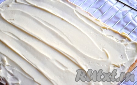 Для сиропа - смешать кофе с алкоголем. Для крема - желтки и сахарный песок тщательно взбить до полного растворения сахара. Ввести в яичную массу сыр маскарпоне. Взбить до образования густой однородной массы. Затем бисквит пропитать сиропом, выложить большую часть крема.
