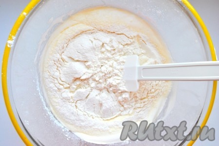 Добавить желтки к белкам, взбить до получения однородной массы. Затем добавить просеянную через сито муку, аккуратно перемешать.
