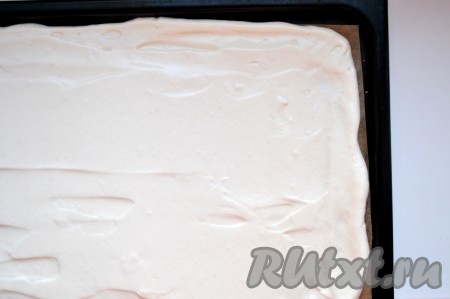 Добавить эспрессо и снова аккуратно перемешать. Противень выстлать пергаментной бумагой, затем разровнять тесто по всей поверхности.
