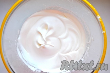 Белки отделить от желтков. Белки взбить до появления пены, добавить 55 грамм сахарной пудры, продолжать взбивать 1 минуту, затем добавить еще 55 грамм сахарной пудры и взбить до твердых пиков.
