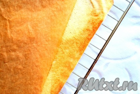 Отправить в разогретую до 220 градусов духовку и печь до готовности (примерно на 7-8 минут). Горячий бисквит отделить от пергаментной бумаги, переложить на решетку.
