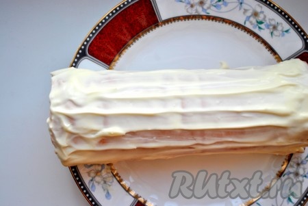 Свернуть в рулет, оставшимся кремом украсить «полено» и убрать на ночь в холодильник. Перед подачей рождественское полено украсить по вкусу.
