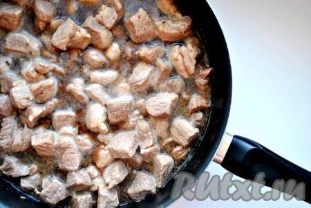 Мясо нарезать кусочками величиной с кубик сахара-рафинада. Обжарить его в глубокой сковороде небольшими порциями (по 2-3 минуты каждую порцию). В последнюю порцию добавить зиру. Вернуть все обжаренное мясо в сковороду, добавить сахар, влить пиво. Тушить под крышкой 10 минуты, время от времени помешивая.
