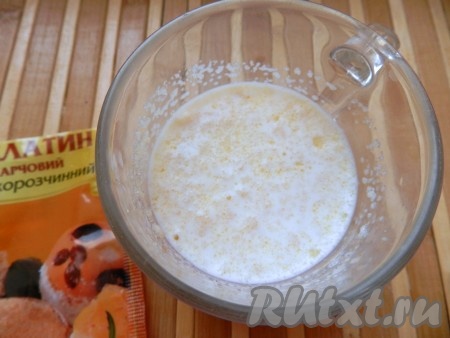 В холодном молоке развести желатин и оставить для набухания на 20 минут.