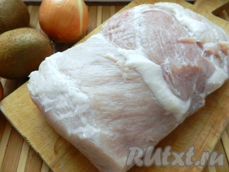 Свинину вымыть и обсушить бумажными полотенцами.
