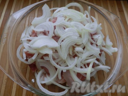 Лук очистить, нарезать полукольцами и добавить к мясу.